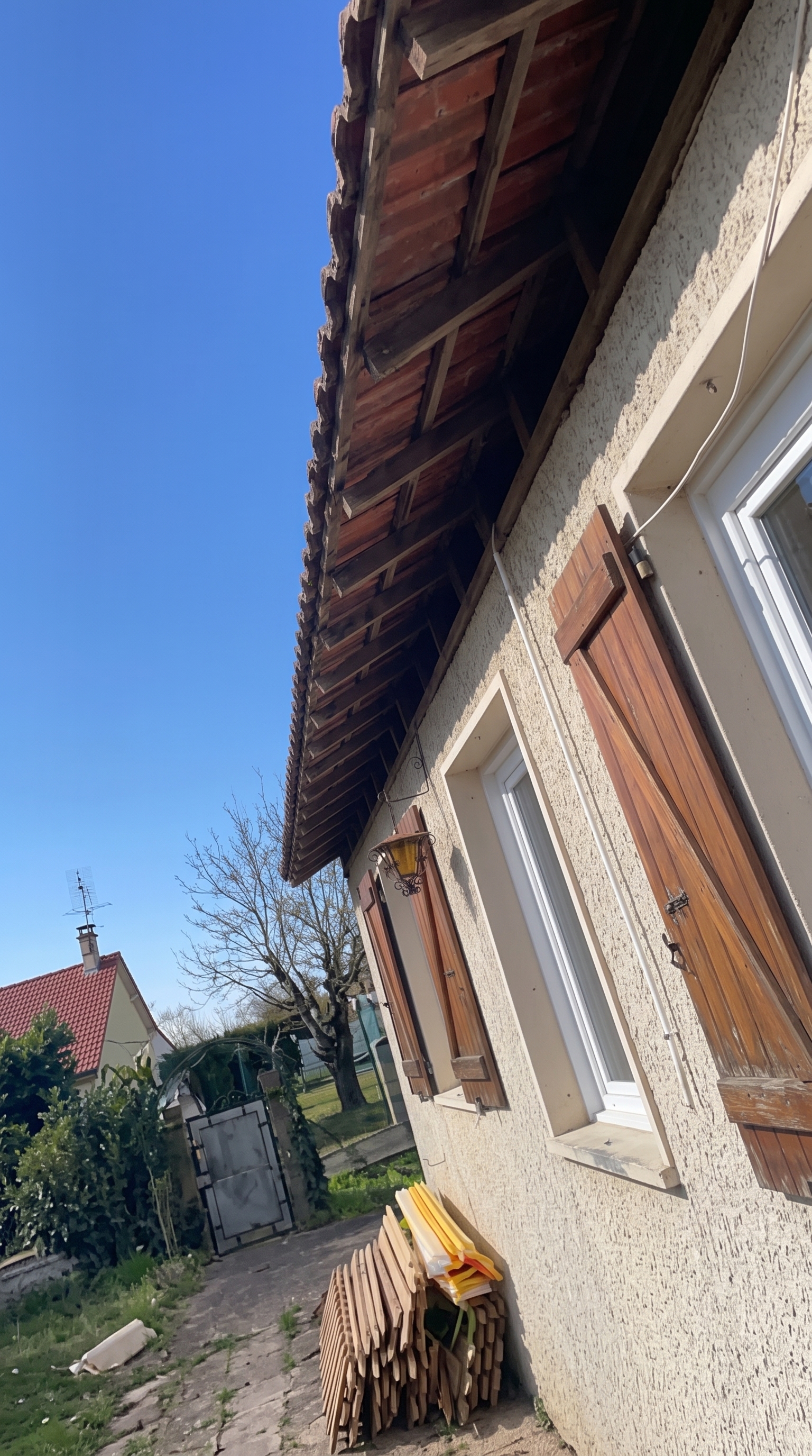 Dessous de toit avant habillage avec chevrons apparents