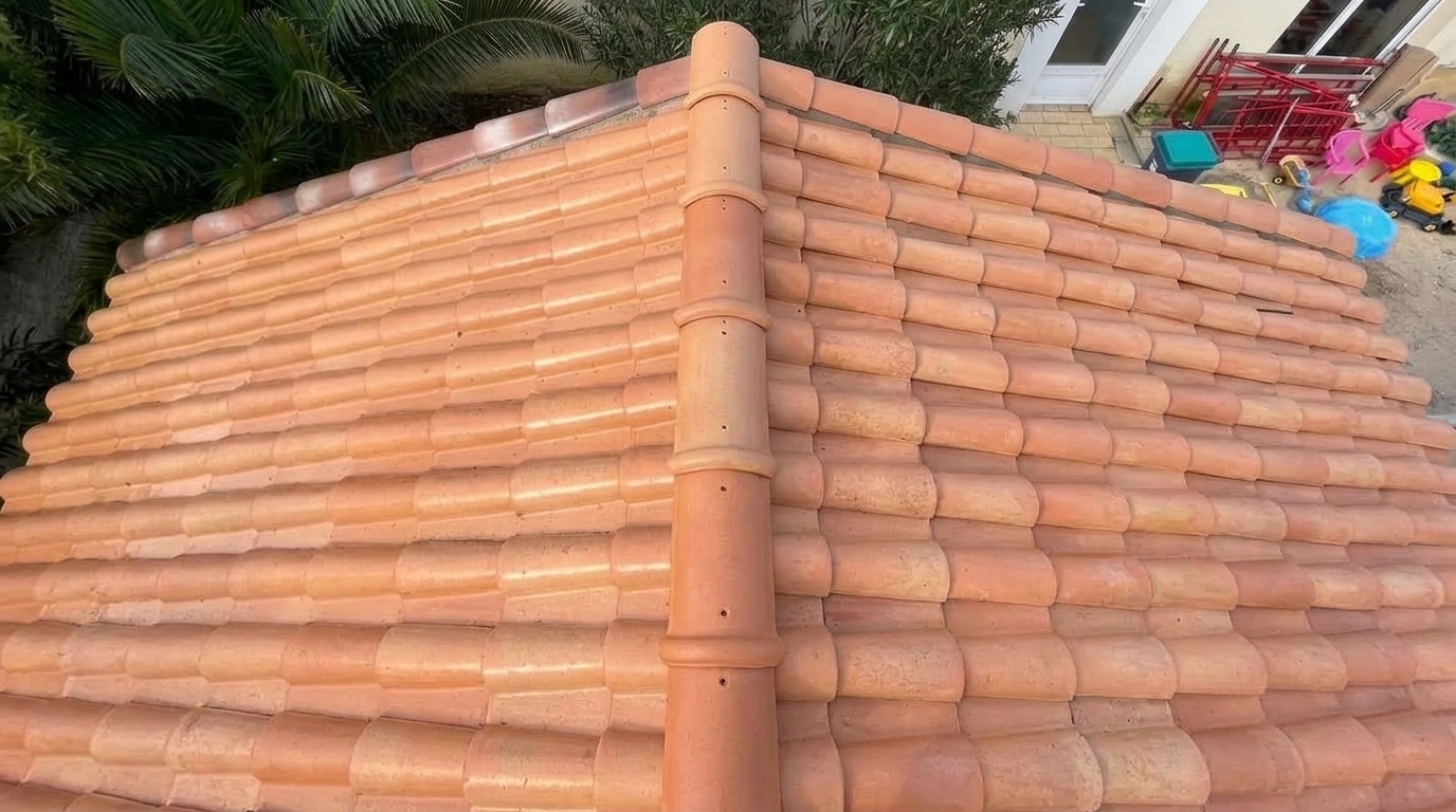 Toiture après nettoyage professionnel et traitement hydrofuge - Tilloi Couverture