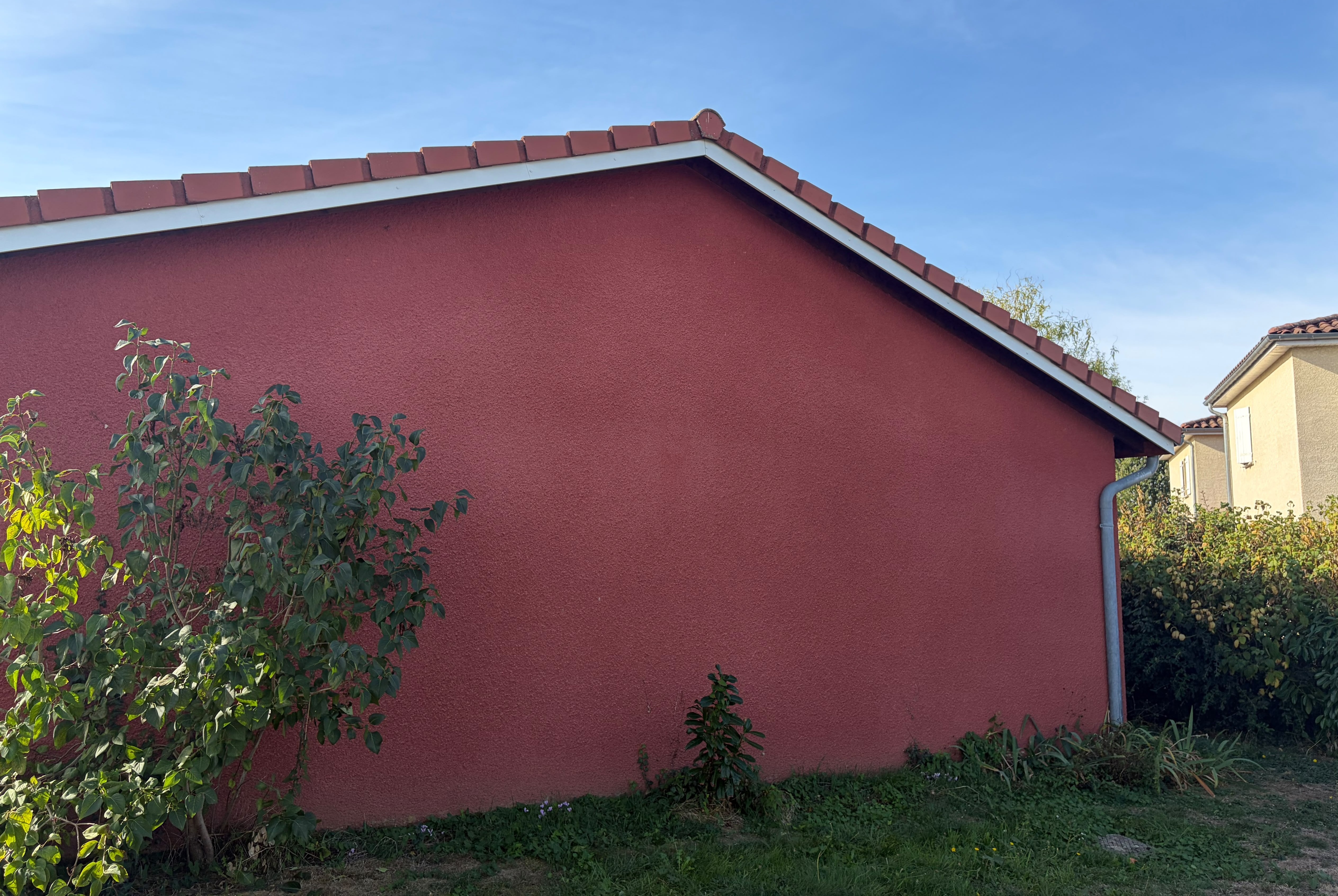 Planches de rive habillées et protégées en blanc après rénovation - Tilloi Couverture
